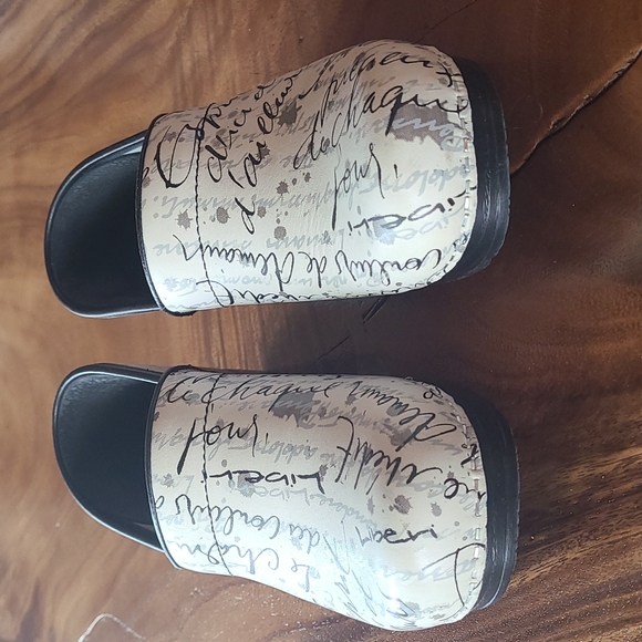 Dansko 38 off white graphic Clogs - Picture 2 of 11